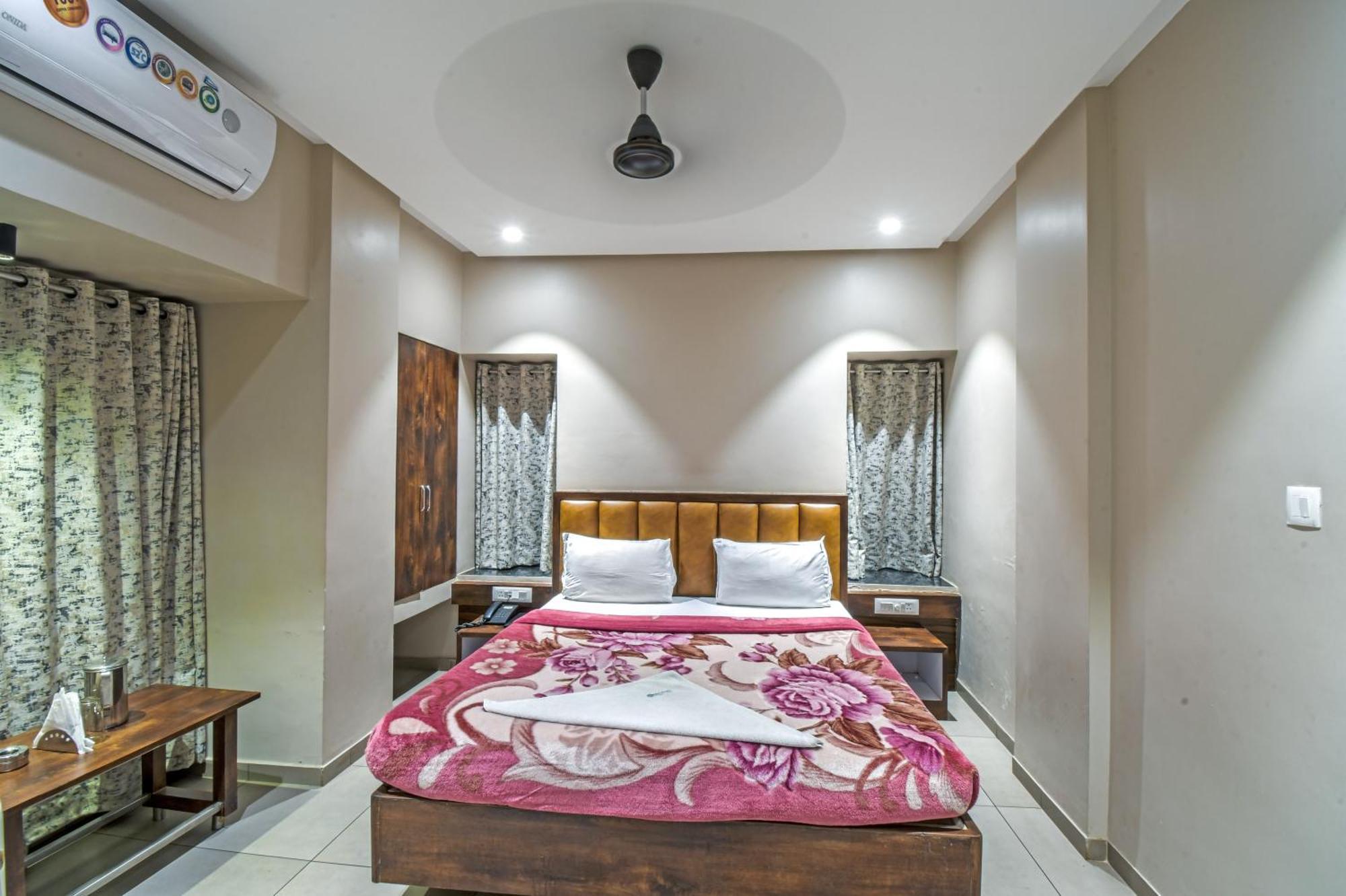 Hotel Vrindavan Deluxe Kolhapur Exterior foto
