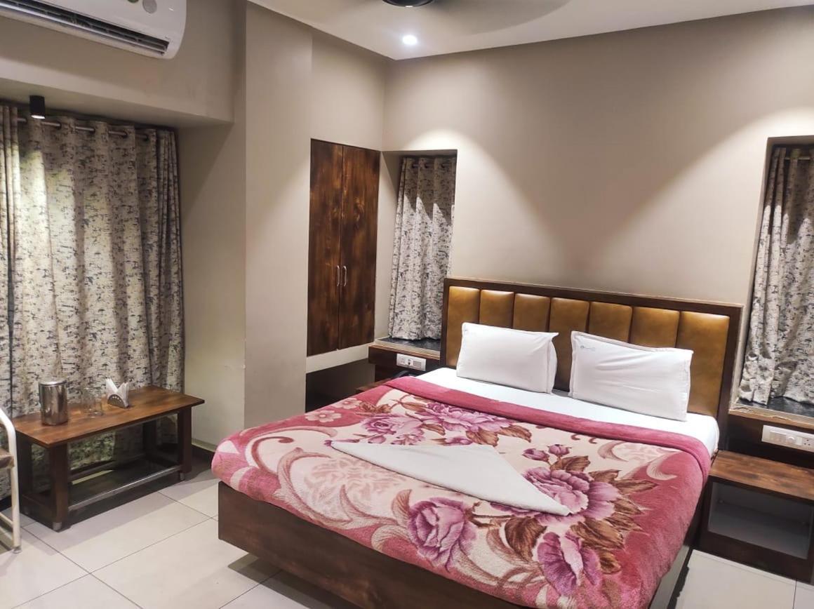 Hotel Vrindavan Deluxe Kolhapur Exterior foto